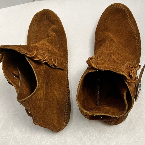 Minnetonka Fringe Suede Hard Sole Moccasin Hippie Boho Moccasins - Picture 10 of 12